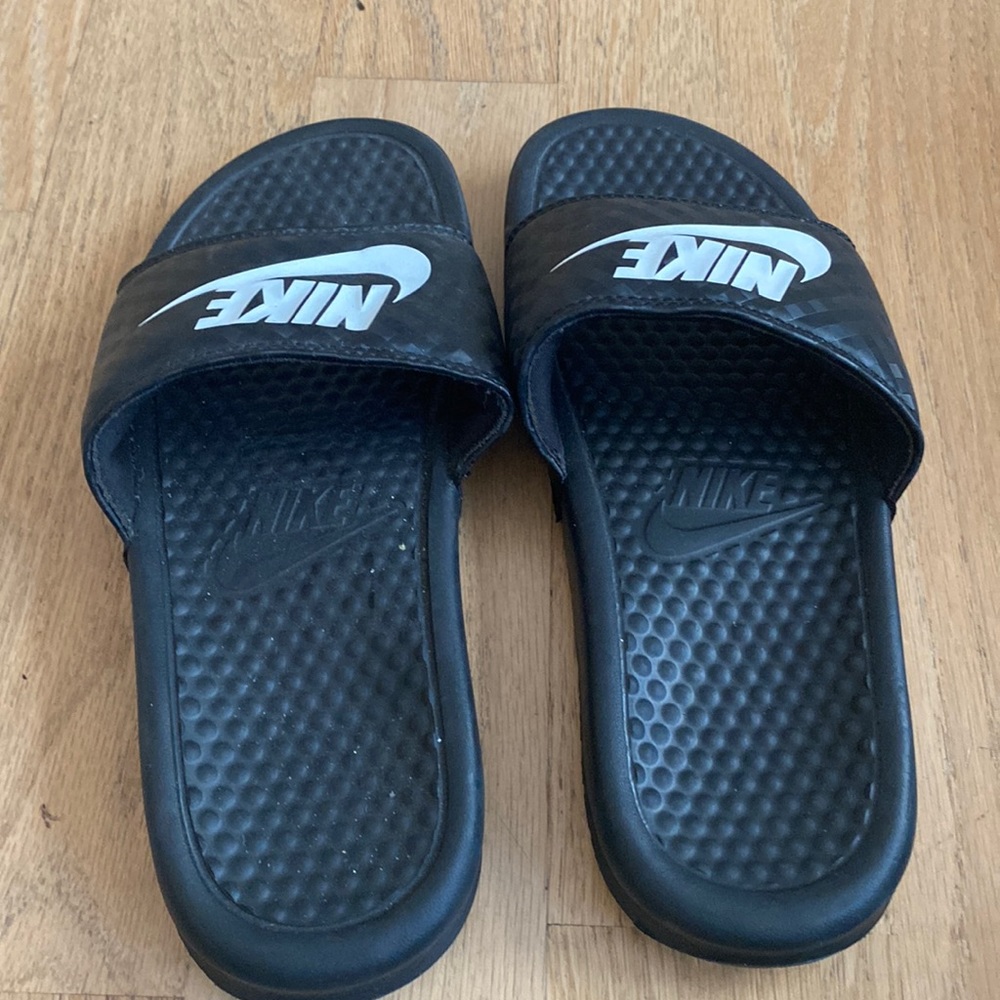 Nike  slides womens sz 7 black and white w logo